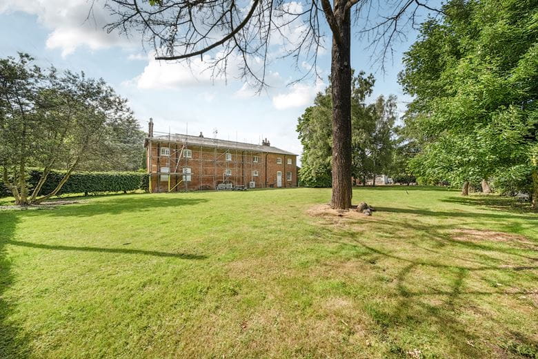 1,023 Sq Ft , Unit 2 The Stables SG14 - Available