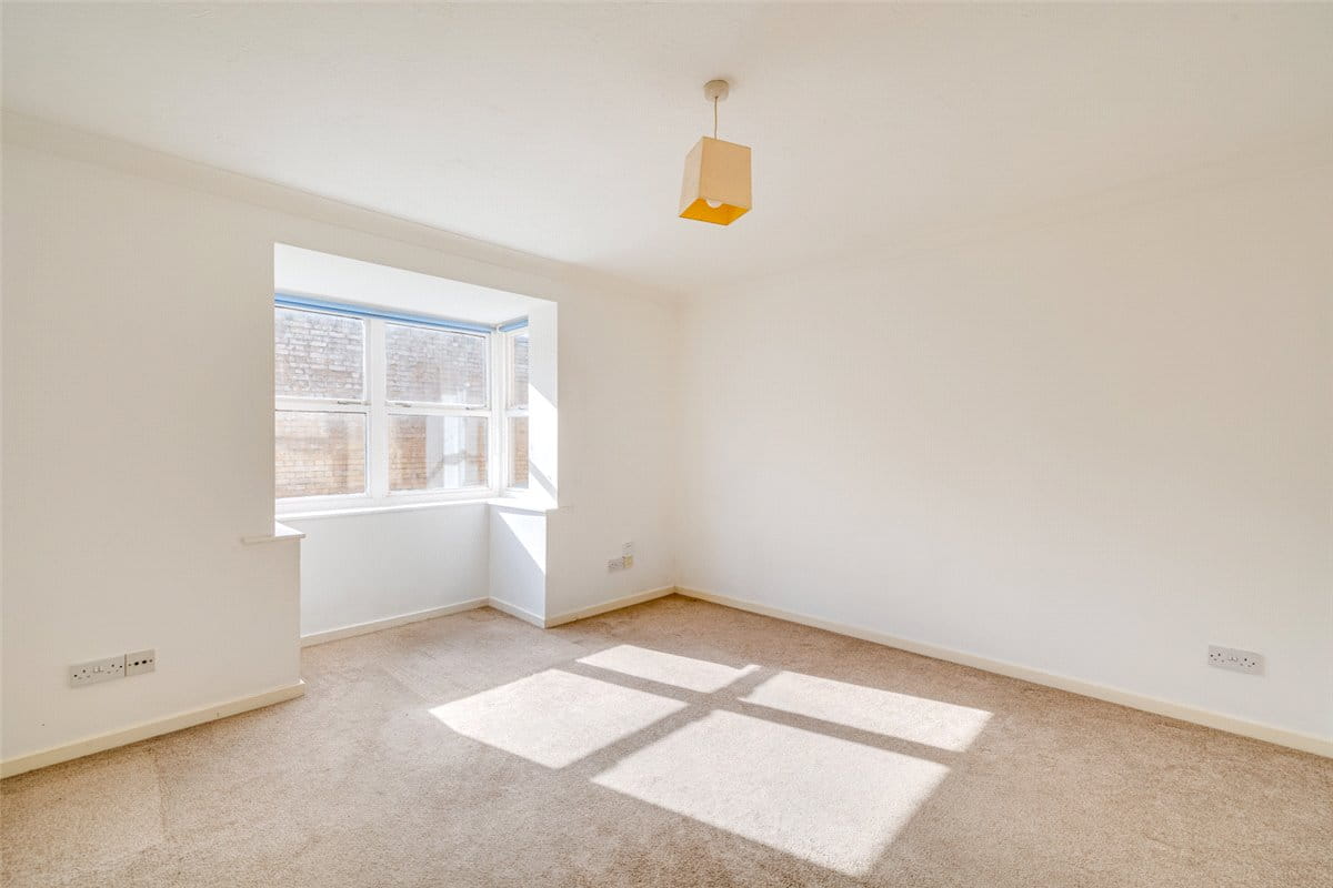 1 bedroom flat, Dovecote Gardens, London SW14 - Let Agreed