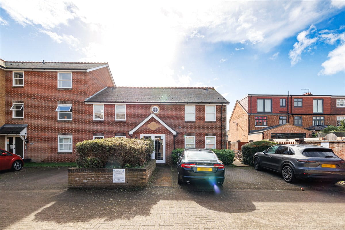 1 bedroom flat, Dovecote Gardens, London SW14 - Let Agreed