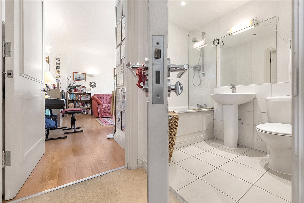 1 bedroom flat, Vineyard Heights, 30 Mortlake High Street SW14 - Let Agreed