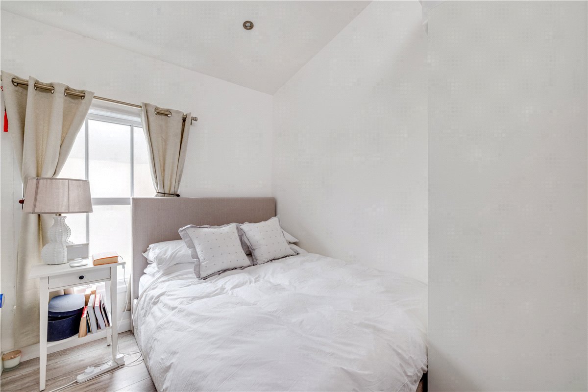 1 bedroom flat, White Hart Lane, London SW13