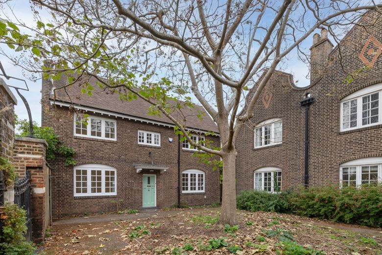  bedroom house, Kew Green, Richmond TW9 - Available