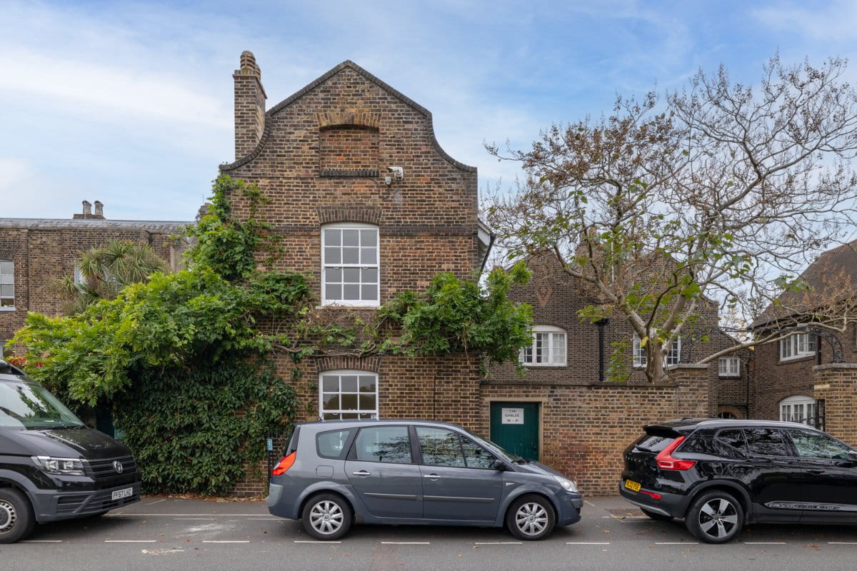 3 bedroom house, Kew Green, Richmond TW9 - Under Offer