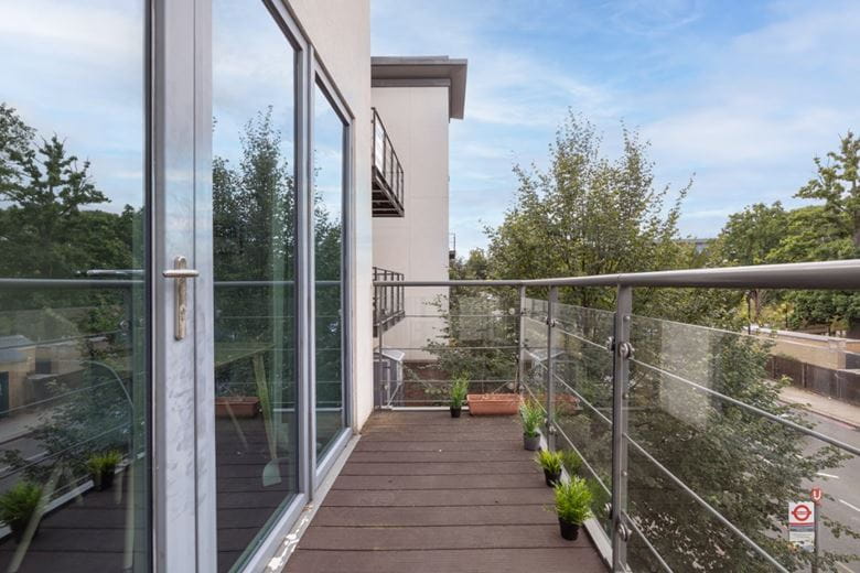 2 bedroom flat, Roehampton Lane, London SW15 - Available