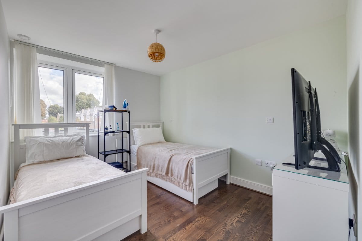 2 bedroom flat, Roehampton Lane, London SW15 - Available
