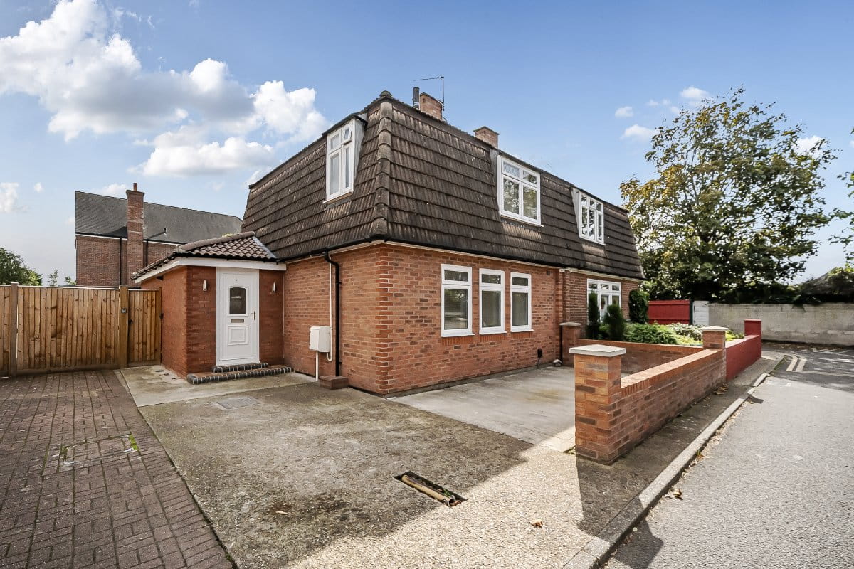 4 bedroom house, Latchmere Close, Richmond TW10 - Available
