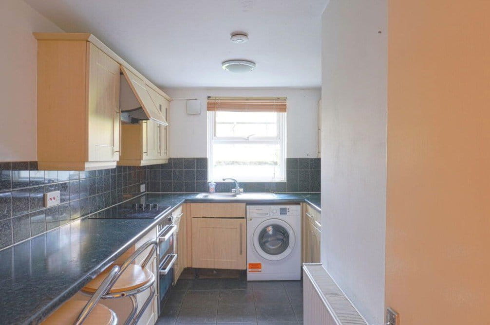 1 bedroom flat, Portsmouth Road, Esher KT10 - Let Agreed