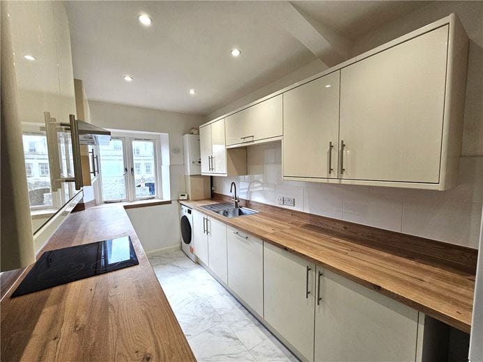 2 bedroom flat, Caxton Court, Grove Street BA2 - Available