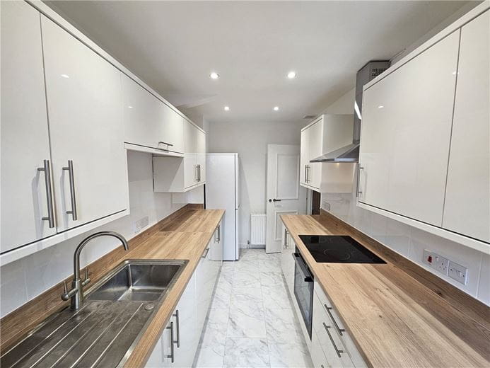 2 bedroom flat, Caxton Court, Grove Street BA2 - Available