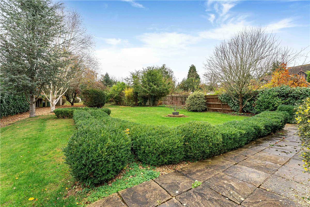 3 bedroom house, Vicarage Road, Stoneleigh CV8 - Available