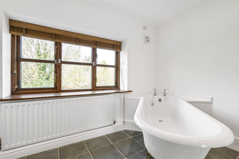 4 bedroom cottage, Yew Tree Court, Nantwich Road CW10 - Available