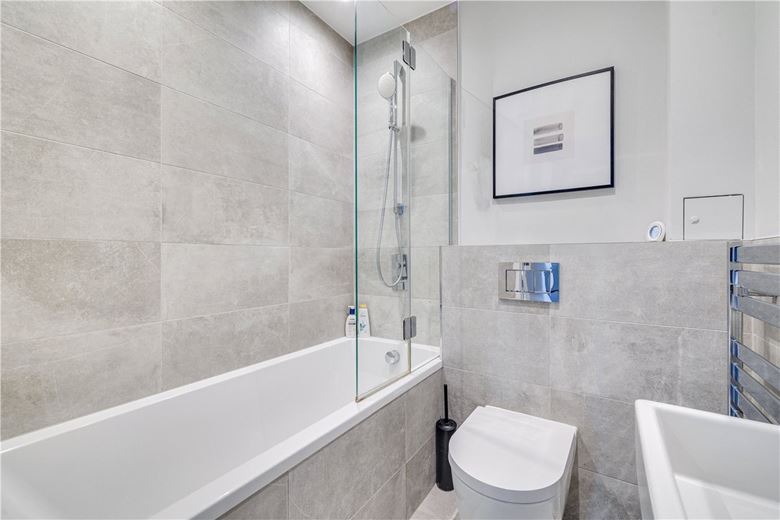 3 bedroom flat, Hannell Road, London SW6 - Available