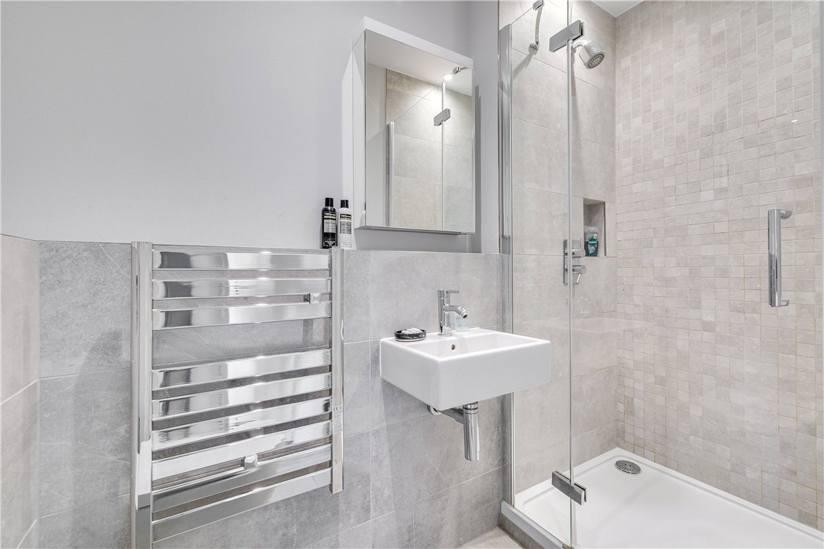 3 bedroom flat, Hannell Road, London SW6 - Available