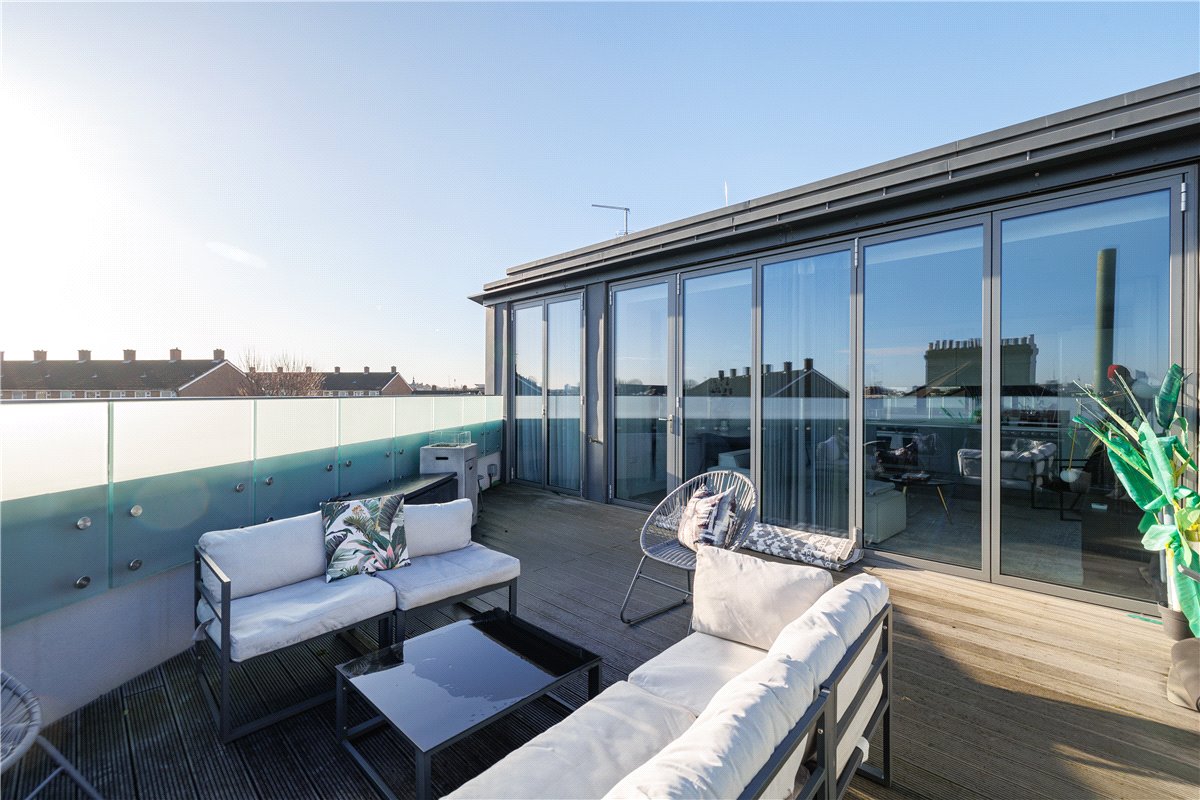 3 bedroom flat, Hannell Road, London SW6 - Available