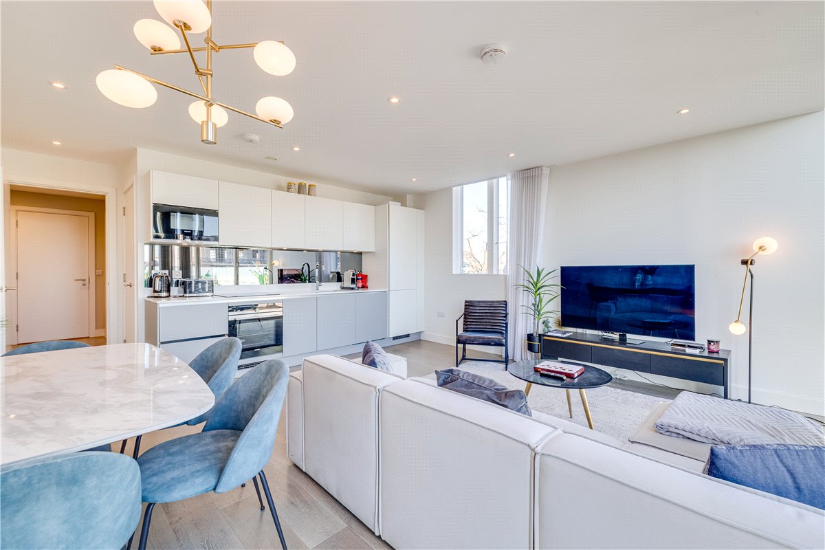 3 bedroom flat, Hannell Road, London SW6 - Available