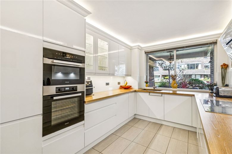 2 bedroom flat, Stevenage Road, London SW6 - Available