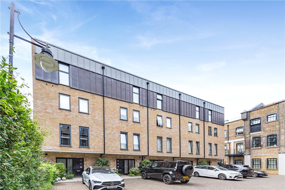 3 bedroom house, Rainville Road, London W6 - Available