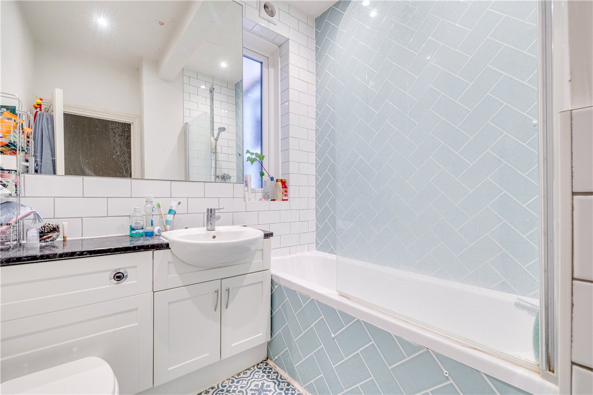 2 bedroom flat, Vera Road, London SW6 - Available