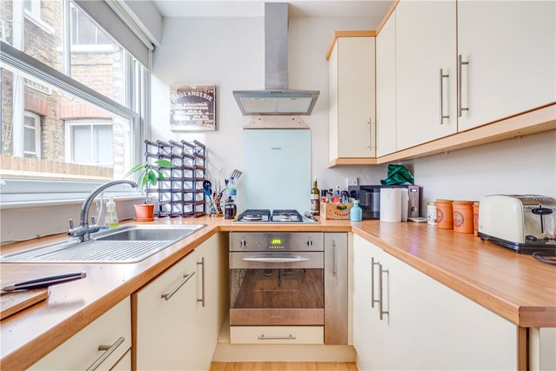 2 bedroom flat, Vera Road, London SW6 - Available