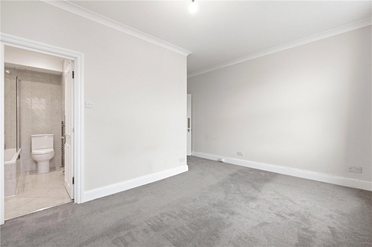 2 bedroom flat, Munster Road, London SW6 - Available