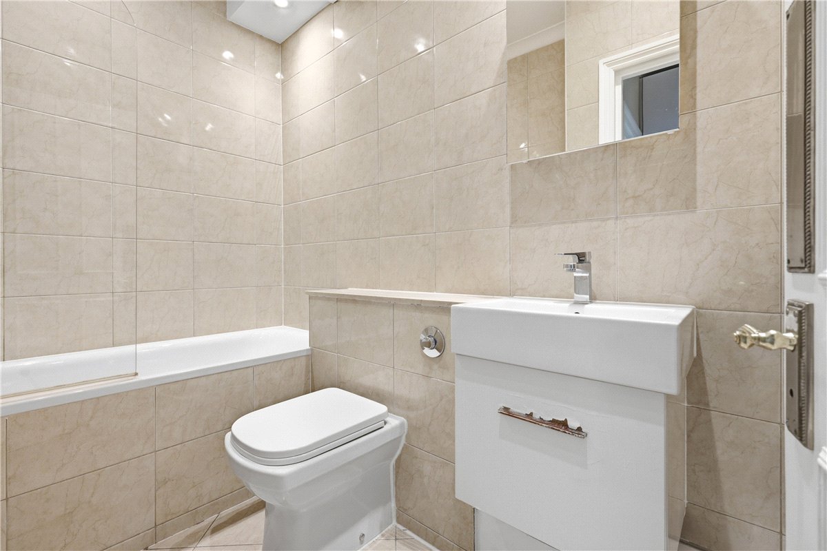 2 bedroom flat, Munster Road, London SW6 - Available