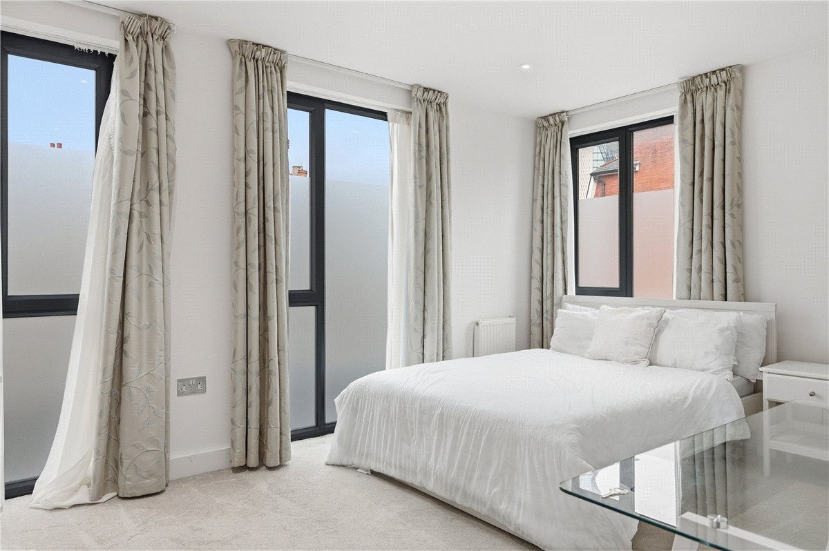 3 bedroom flat, Lillie Road, London SW6 - Available