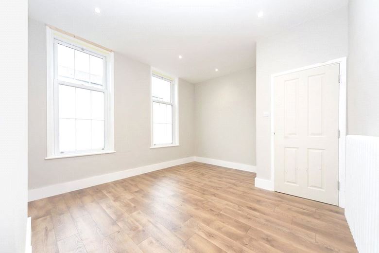 2 bedroom flat, Racton Road, London SW6 - Available