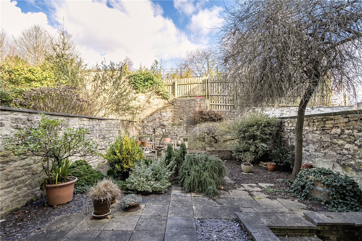 2 bedroom maisonette, St. James's Square, Bath BA1 - Sold STC