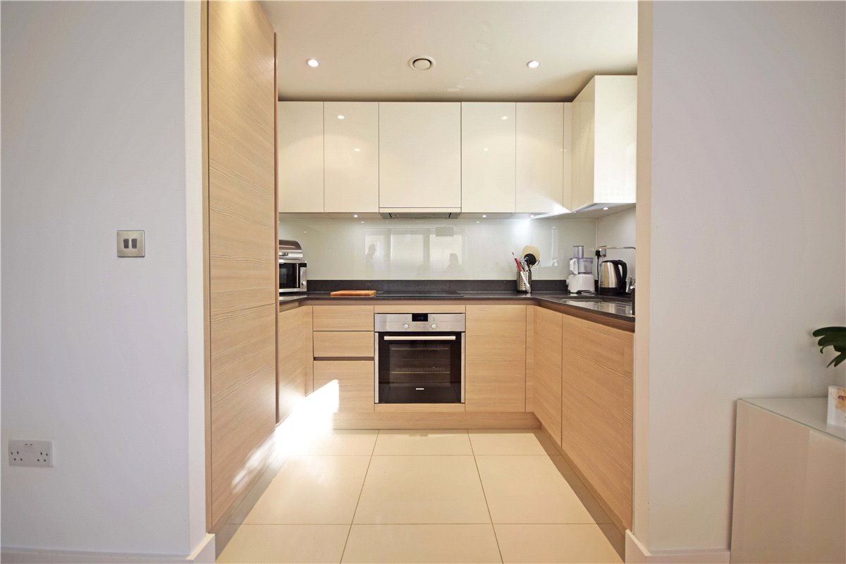 2 bedroom flat, Newton Court, Kingsley Walk CB5 - Available