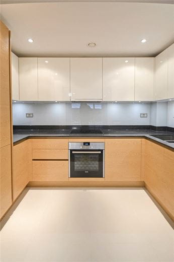 2 bedroom flat, Newton Court, Kingsley Walk CB5 - Let Agreed
