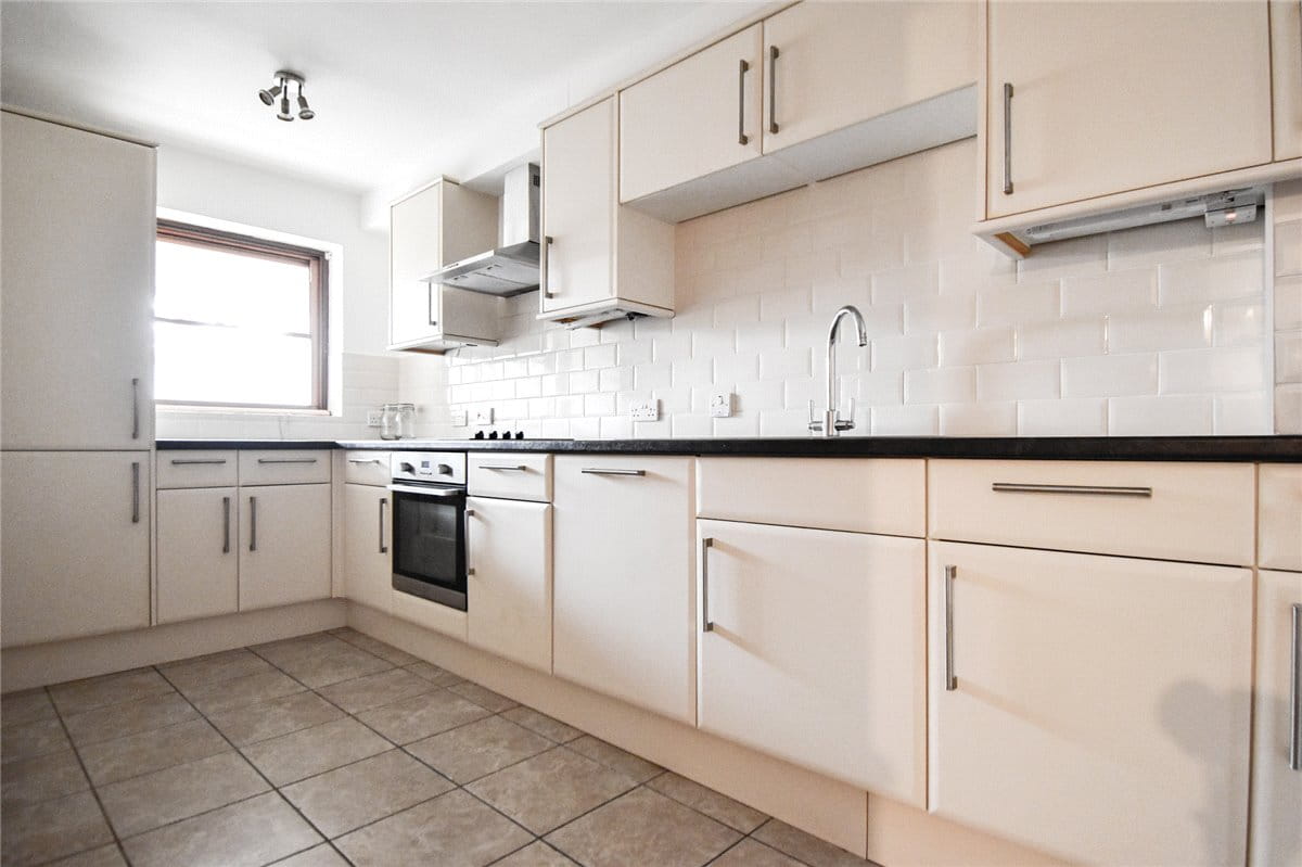 2 bedroom flat, Beaufort Place, Thompsons Lane CB5