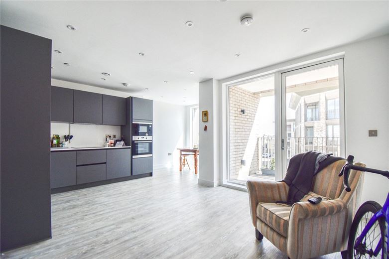 2 bedroom flat, Aston Terrace, Cambridge CB3 - Available