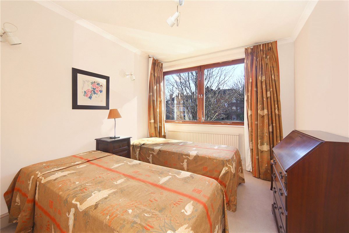 2 bedroom flat, Manderley, Oakwood Court W14 - Sold