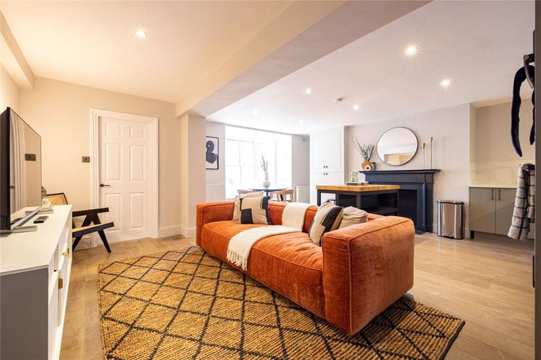 2 bedroom flat, Gloucester Mews, London W2 - Available