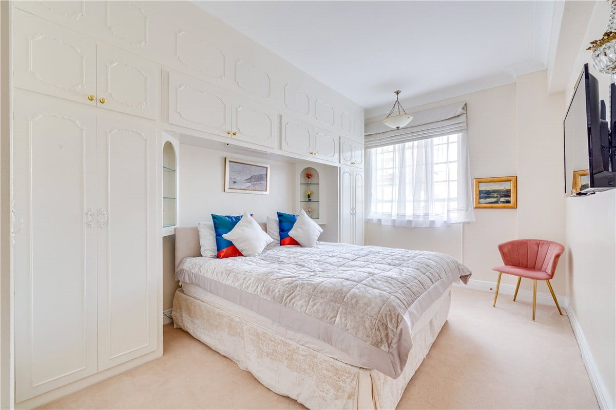 3 bedroom flat, Hyde Park Place, London W2 - Available