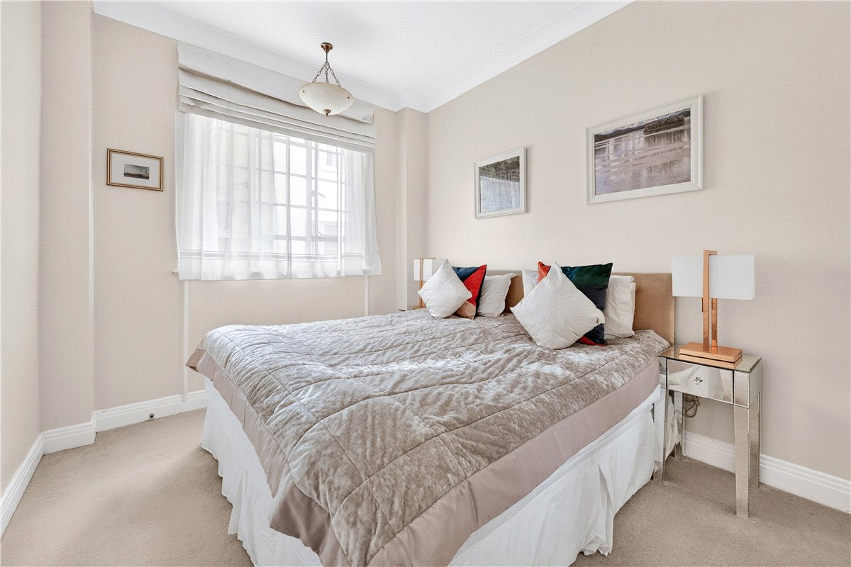3 bedroom flat, Hyde Park Place, London W2 - Available