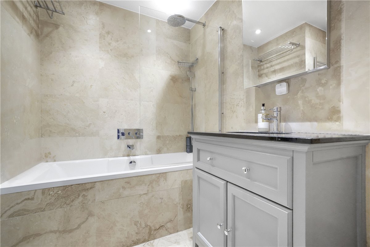 2 bedroom flat, Ennismore Gardens, London SW7 - Available
