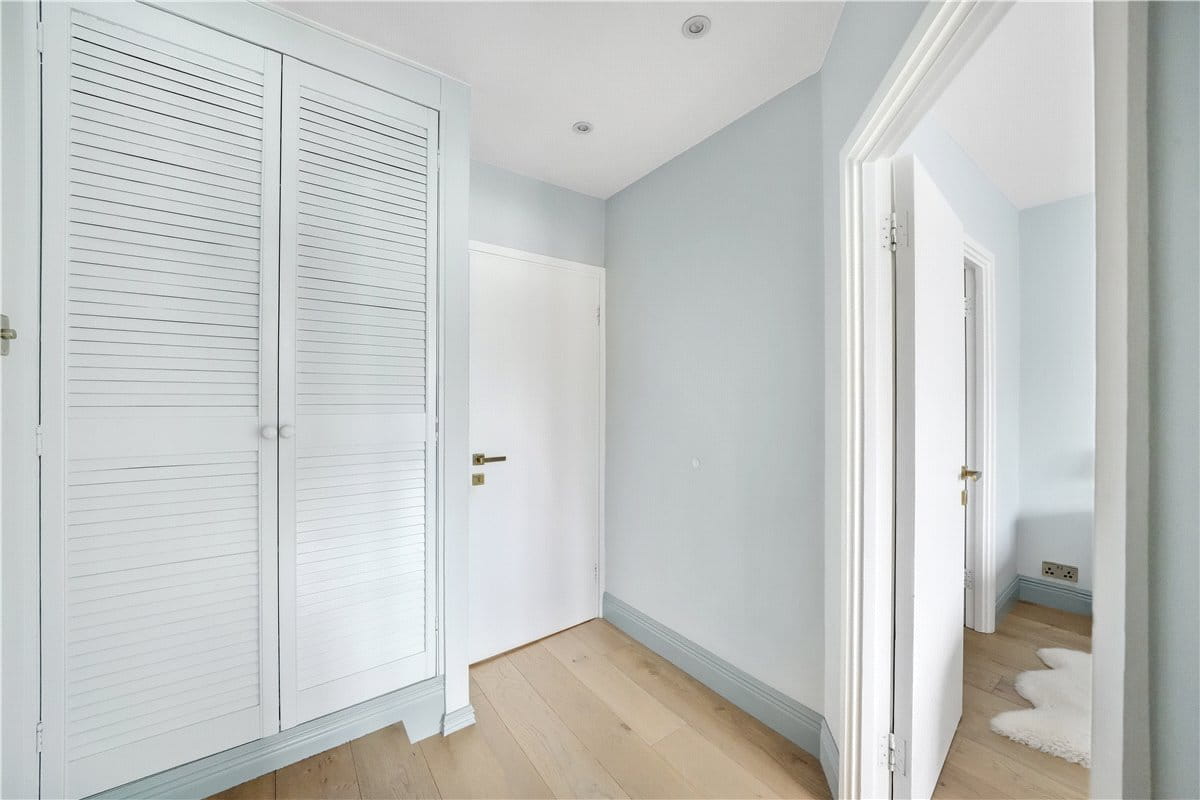 2 bedroom flat, Ennismore Gardens, London SW7 - Available
