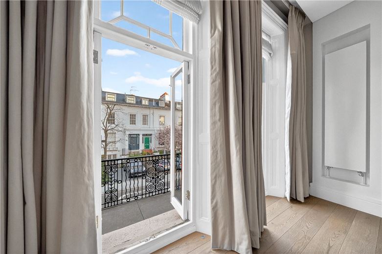 4 bedroom flat, Wynnstay Gardens, Kensington W8 - Available