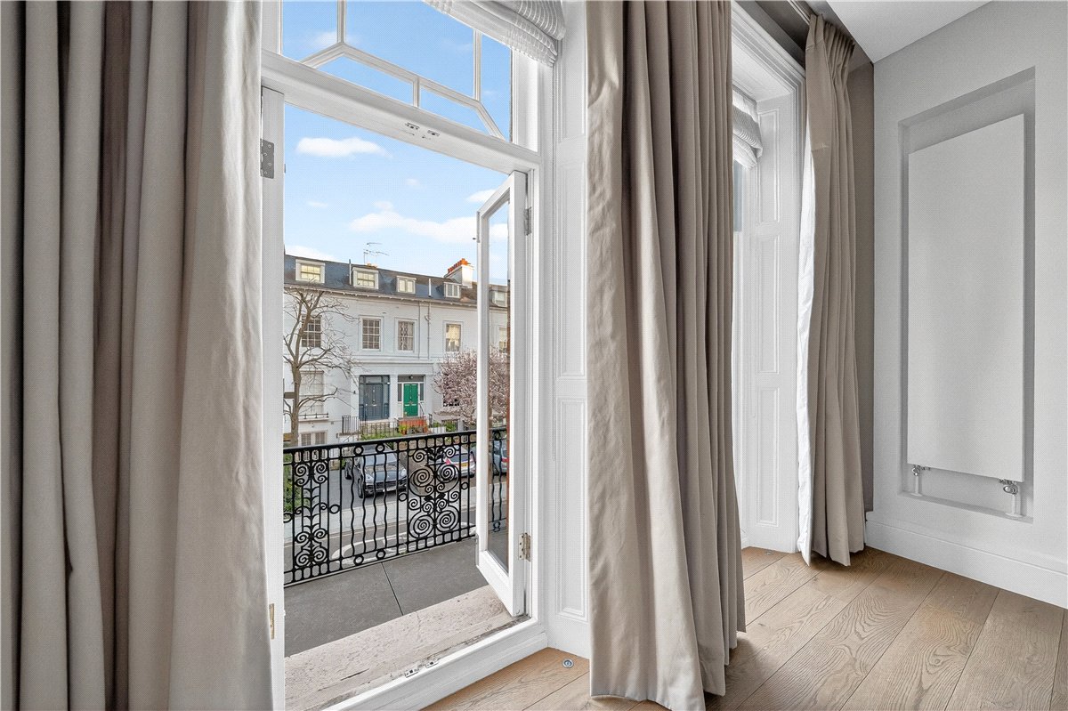 4 bedroom flat, Wynnstay Gardens, Kensington W8 - Available