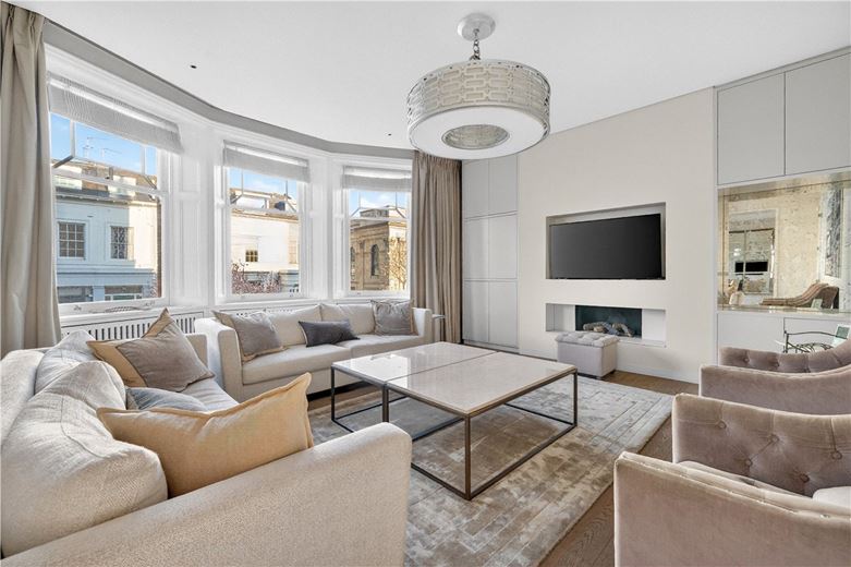 4 bedroom flat, Wynnstay Gardens, Kensington W8 - Available