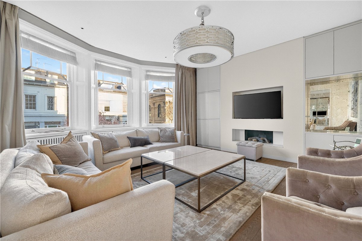 4 bedroom flat, Wynnstay Gardens, Kensington W8 - Available