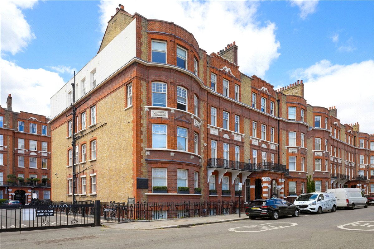 4 bedroom flat, Wynnstay Gardens, Kensington W8 - Available