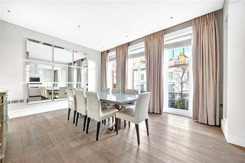 4 bedroom flat, Wynnstay Gardens, Kensington W8 - Available