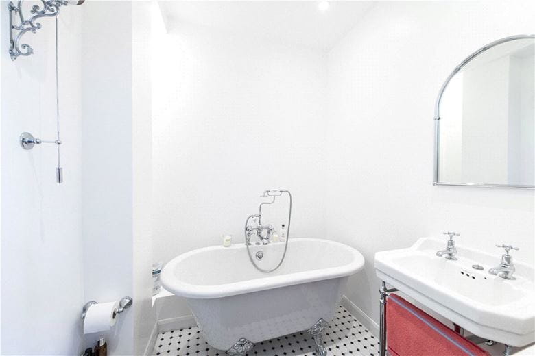 2 bedroom flat, Holland Road, Holland Park W14 - Available