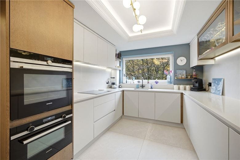3 bedroom flat, Apartment 5, Esplanade Court, 2 St. Marys Walk HG2 - Available