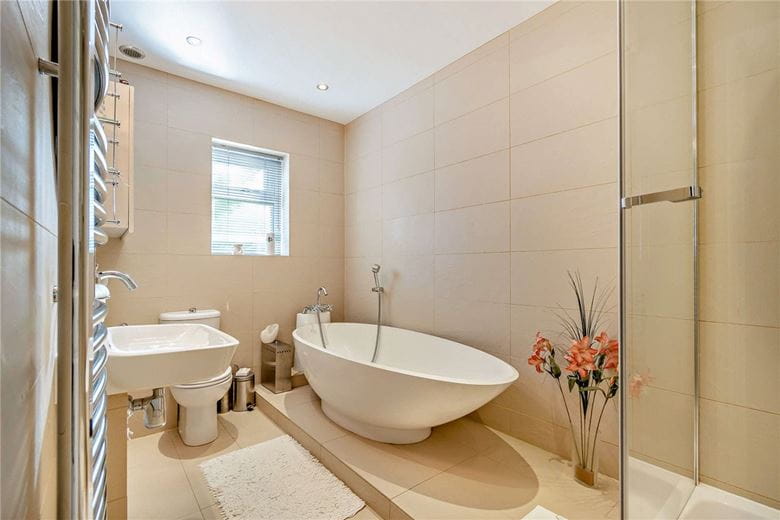 3 bedroom flat, St James Court, 29A Wheatlands Road East HG2 - Sold STC