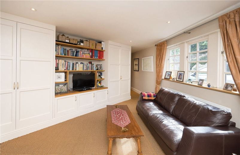 5 bedroom house, Briestfield Road, Briestfield WF12 - Available