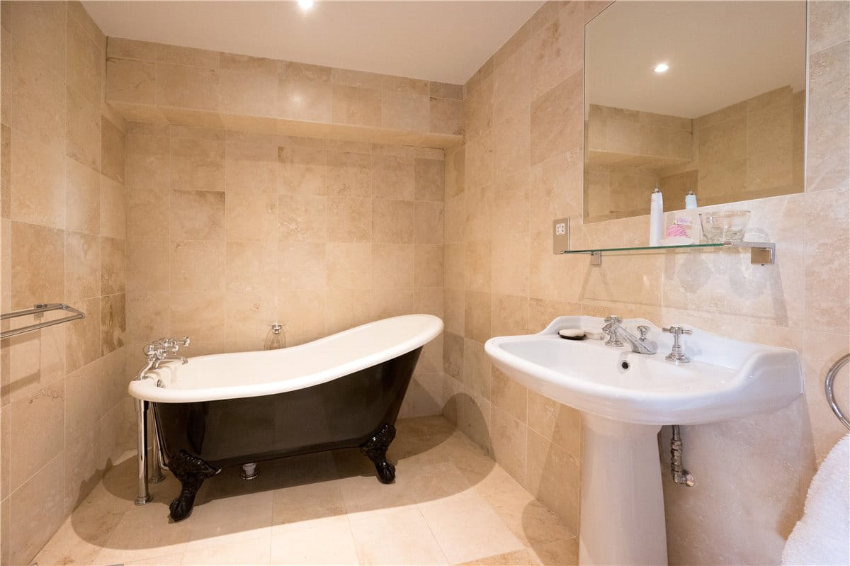 5 bedroom house, Briestfield Road, Briestfield WF12 - Available