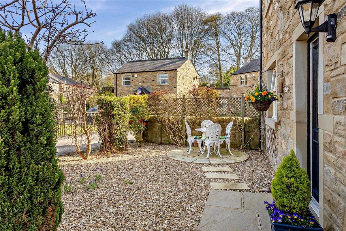 4 bedroom house, Sedgegarth, Thorner LS14 - Available